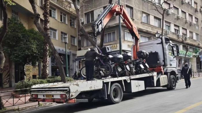 Αθήνα: «Σάρωσε» η Τροχαία και η Δημοτική Αστυνομία - Μοτοσυκλέτες έφυγ Αθήνα: «Σάρωσε» η Τροχαία και η Δημοτική Αστυνομία - Μοτοσυκλέτες έφυγαν με γερανό