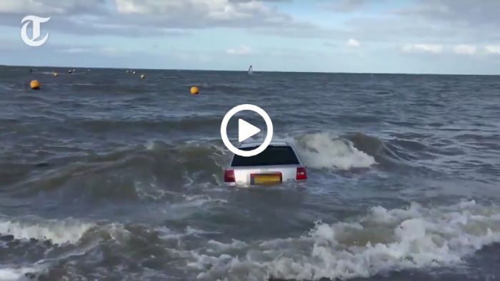 Audi βουλιάζει στη θάλασσα! (video)