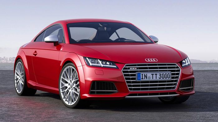 Η νέα γενιά του Audi TT διαθέτει δυναμικότερο σχεδιασμό -με «κοφτερές» γραμμές- καινούργια μάσκα μπροστά, νέους προβολείς με φώτα ημέρας LED.