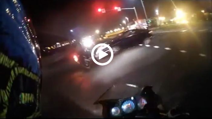 Οδηγός διαλύει αναβάτη! (video)