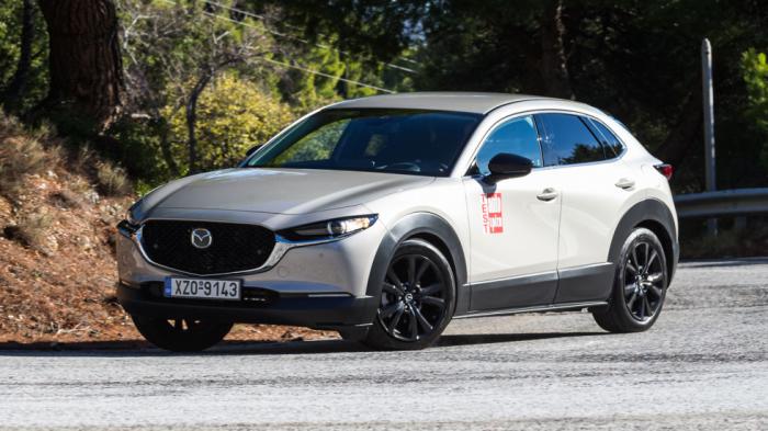 Η νέα ειδική έκδοση Homura για το αναβαθμισμένο Mazda CX-30 χαρακτηρίζεται από τις μαύρες ζάντες αλουμινίου, τα μαύρα καλύμματα στους καθρέφτες, καθώς και από τη μαύρη υφασμάτινη εσωτερική επένδυση με