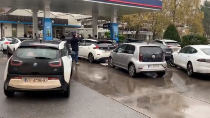 Hλεκτρικά μπλοκάρουν πρατήριο καυσίμων (+vid)