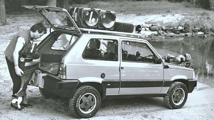 Panda 4x4 Amphibious (1986). Το Panda 4x4 μέχρι και σήμερα θεωρείται ως ένα από τα πλέον ικανά οχήματα για εκτός δρόμου διαδρομές. Το 1986 η Fiat πήγε ένα βήμα παραπέρα δημιουργώντας μιας αμφίβια έκδο