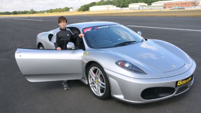 10χρονα παιδιά μπορούν πλέον να οδηγήσουν Ferrari μέσα σε πίστα