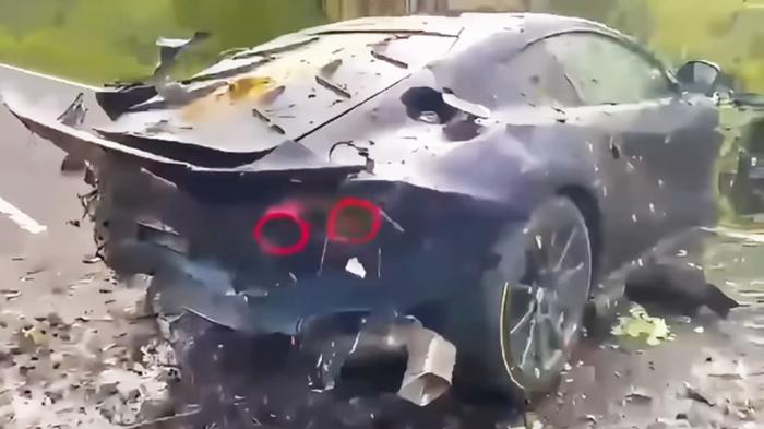 Ferrari 812 Competizione έγινε... λιάδα - Σώος ο οδηγός!