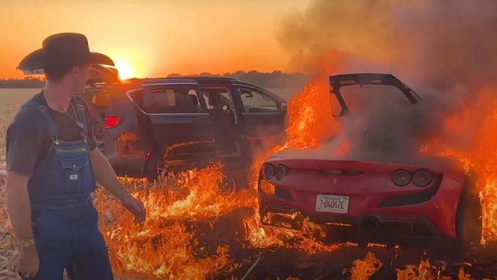 Πανάκριβη Ferrari καίγεται ολοσχερώς στα χέρια YouTuber