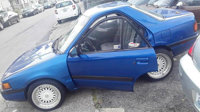 Το 323 ήταν ένα παραδοσιακό τετράθυρο σεντάν, ωστόσο στην προκειμένη περίπτωση δεν ισχύει κάτι τέτοιο.
