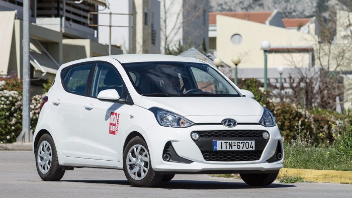 Δοκιμάζουμε το ανανεωμένο Hyundai i10 στην έκδοση με τον 1.000άρη ατμοσφαιρικό κινητήρα ισχύος 66 ίππων, με τιμή που ξεκινά λίγο κάτω από τις 10 χιλιάδες ευρώ.