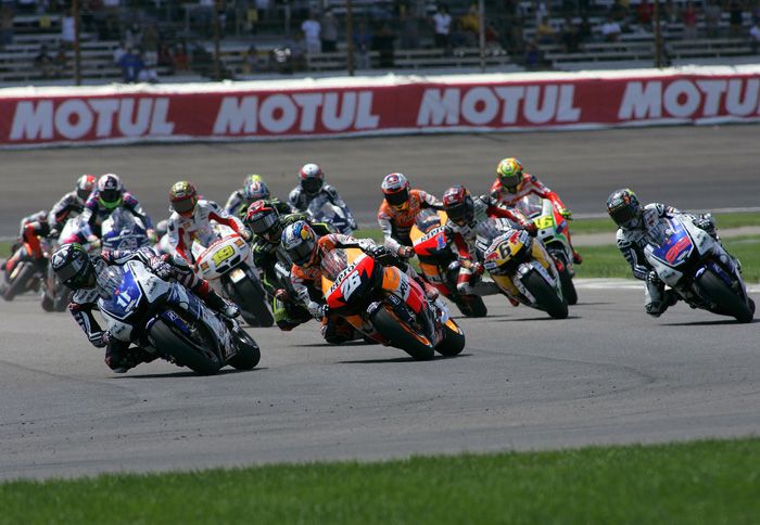 Στην εκκίνηση του αγώνα, ο Spies έδειξε τα δόντια του, για να προδοθεί όμως αργότερα απΆ τη μοτοσικλέτα του.
