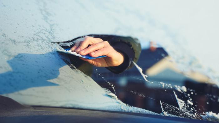Ην. Βασίλειο: Οδηγοί ξύνουν τον πάγο από το παρμπρίζ με κινητά, κάρτες και LEGO 