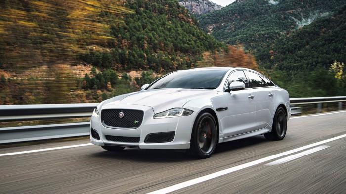 Βλέπετε την τρέχουσα Jaguar XJ.