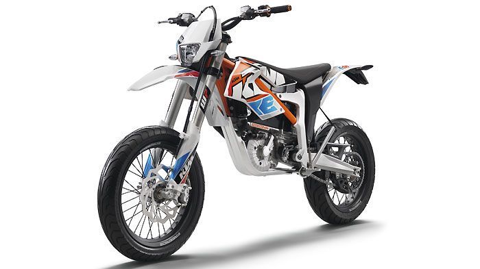 Το ηλεκτρικό supermoto της KTM προορίζεται για χρήση στο αστικό περιβάλλον. Και Το ηλεκτρικό supermoto της KTM προορίζεται για χρήση στο αστικό περιβάλλον. Και για κατόχους διπλώματος κατηγορίας Α1.