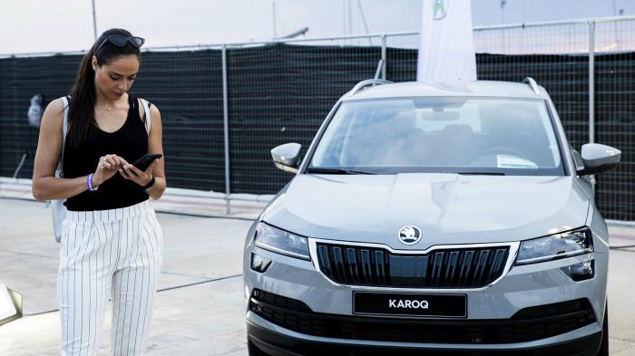 Το Skoda Karoq μαζί με την ηθοποιό Ευαγγελία Συριοπούλου.