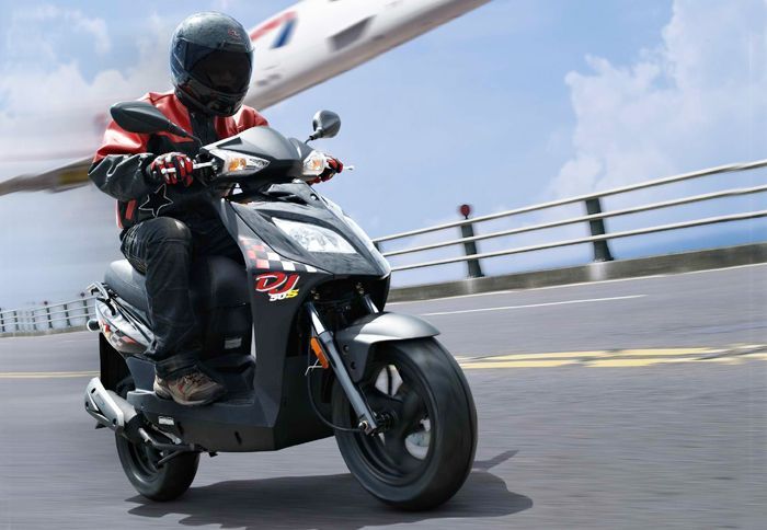 Το νέο Kymco DJ-S είναι πλέον διαθέσιμο στη χώρα μας με τιμή 1.335 ευρώ για το μοντέλο των 50 κ.εκ.
