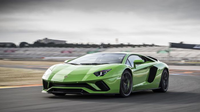 Eπιμένει βενζίνη η Lambo Eπιμένει βενζίνη η Lambo