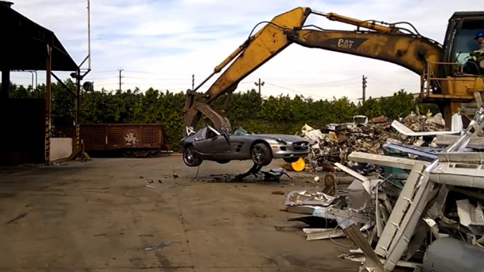Καταστρέφοντας μία Mercedes SLS Καταστρέφοντας μία Mercedes SLS