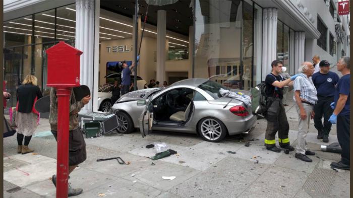 Τρελή πορεία διέγραψε μια Mercedes SLK, η οποία κατέληξε μέσα σε μια αντιπροσωπία της Tesla.