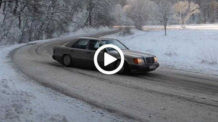 Video: «Διπλωμένος» με παλιά Mercedes E 300 d