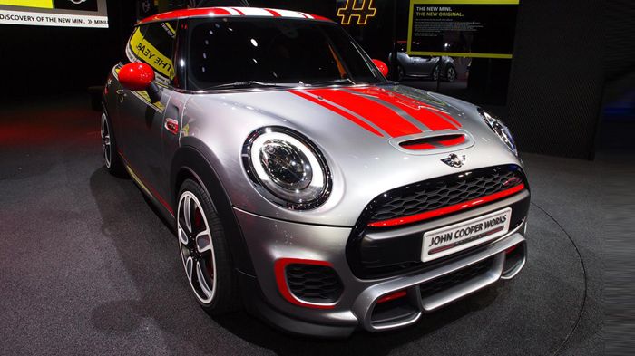 Το νέο MINI John Cooper Works concept διαθέτει ένα «αγωνιστικό» body kit, που περιλαμβάνει -μεταξύ άλλων- ανασχεδιασμένους προφυλακτήρες με νέα σπόιλερ μπρος και πίσω και 18άρες ζάντες.