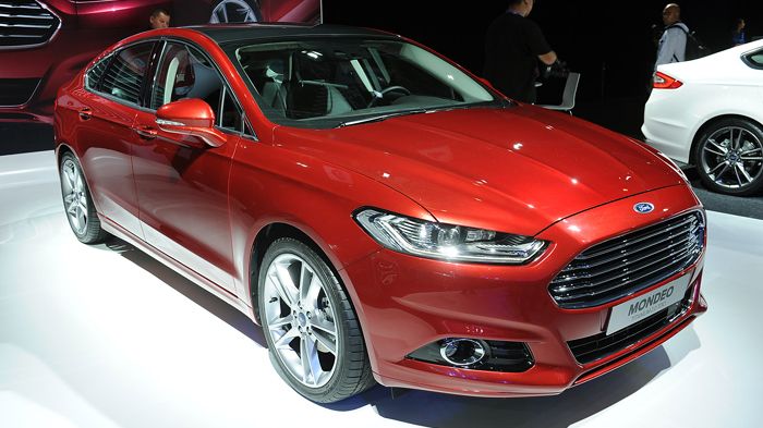 Το ανανεωμένο Ford Mondeo διαθέτει ανασχεδιασμένη μάσκα μπροστά, με μεγάλα επιμήκη φωτιστικά σώματα.