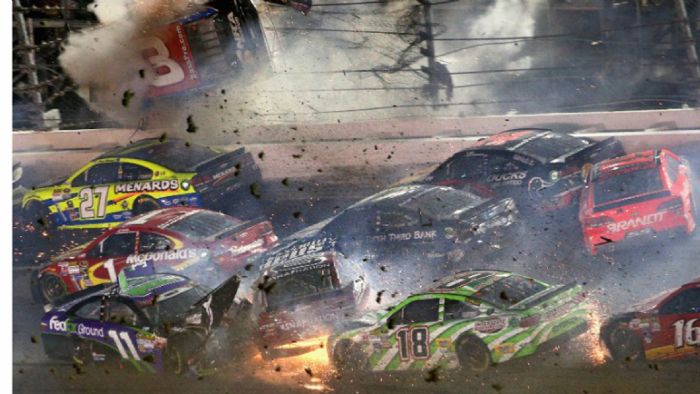 Σοκαριστικό ατύχημα στο NASCAR