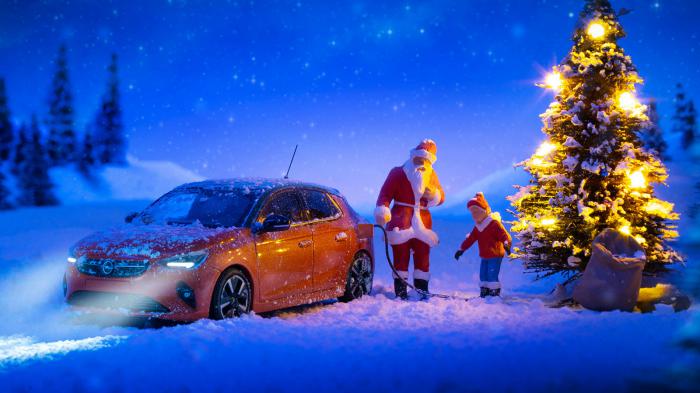 Το Χριστουγεννιάτικο Opel Corsa-e μινιατούρα