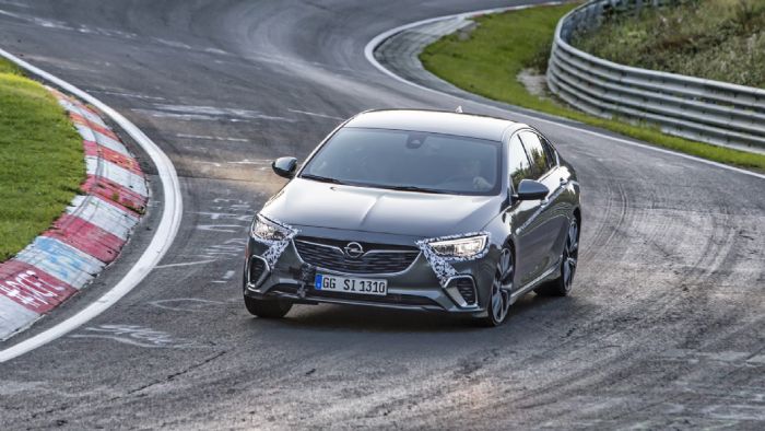 Στην πίστα του Nürburgring, η Opel παρέδωσε το νέο Insignia GSi στα χέρια του επικεφαλής της OPC, Volker Strycek, o οποίος υπήρξε και οδηγός στο DTM. 