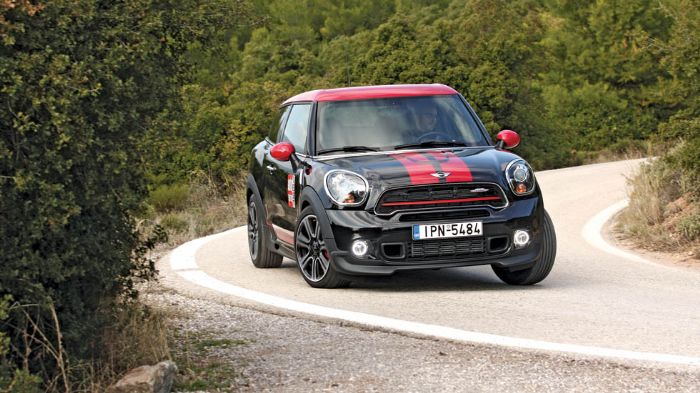 Στο δρόμο το MINI John Cooper Paceman, αποδεικνύεται ένα εξαιρετικά fun to drive αυτοκίνητο, το οποίο ακολουθεί πιστά τις εντολές του χειριστή του, εμπνέοντας πάντα ασφάλεια και σιγουριά.