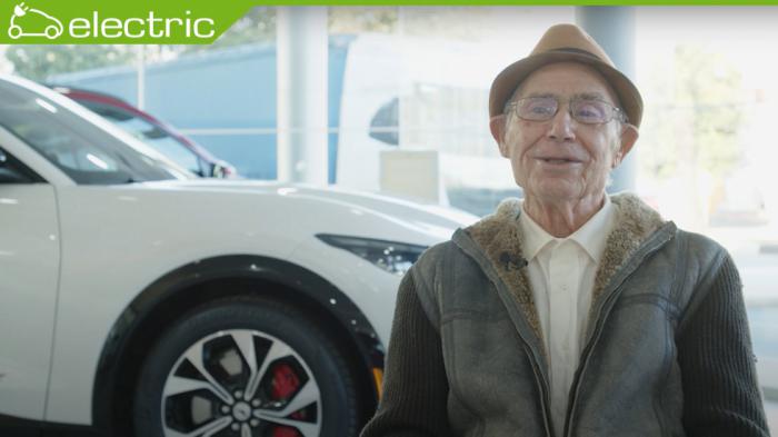 87χρονος Ισπανός αγόρασε ηλεκτρική Ford Mustang Mach-E!