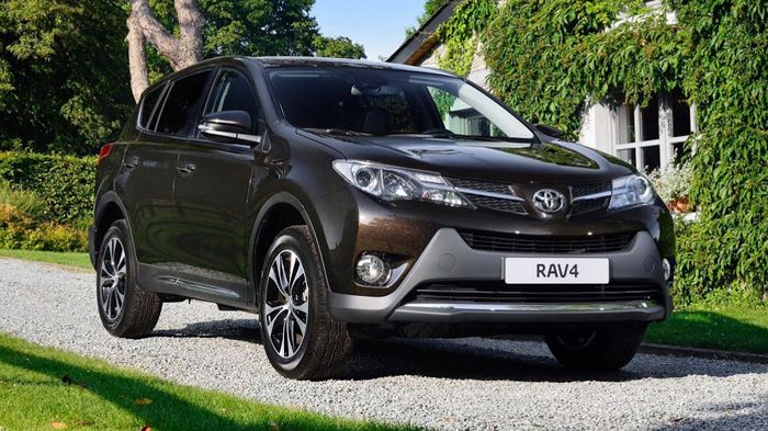 Tο RAV4 θα διαθέτει κι ένα νέο μεταλλικό εξωτερικό χρώμα (καφέ) και 18άρες ζάντες αλουμινίου. Επιπλέον θα υπάρχουν χρωμιομένες λεπτομέρειες στα πλαϊνά μαρσπιέ.