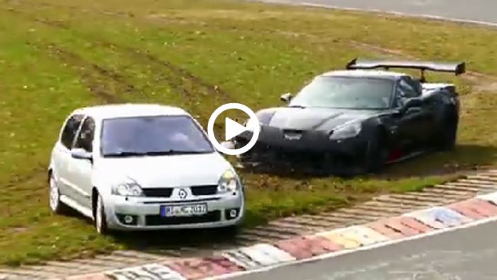 Clio τα βάζει με Corvette