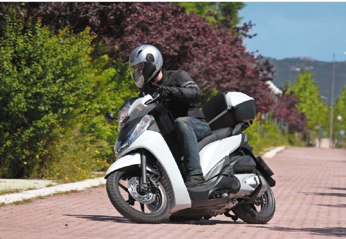 Το ιδανικά κατανεμημένο βάρος και το μεγάλο κόψιμο του τιμονιού σας δίνουν την δ Το ιδανικά κατανεμημένο βάρος και το μεγάλο κόψιμο του τιμονιού σας δίνουν την δυνατότητα να ελιχθείτε με απίστευτη ακρίβεια και ταχύτητα