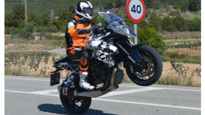 Όπως συμβαίνει και με το Super Duke, προσπάθησε να το κρατήσεις κάτω. Όπως συμβαίνει και με το Super Duke, προσπάθησε να το κρατήσεις κάτω.