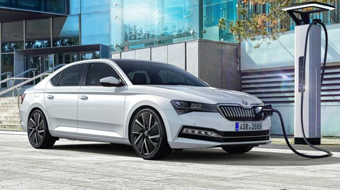 H Skoda Superb iV, διαθέτει ένα βενζινοκινητήρα 1.4 TSI και έναν ηλεκτροκινητήρα, που συνδυαστικά αποδίδουν ισχύ 218 ίππων.