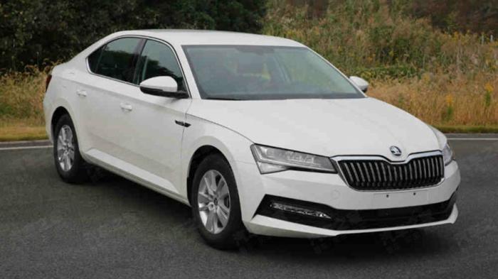 Πρώτες εικόνες της ανανεωμένης Skoda Superb