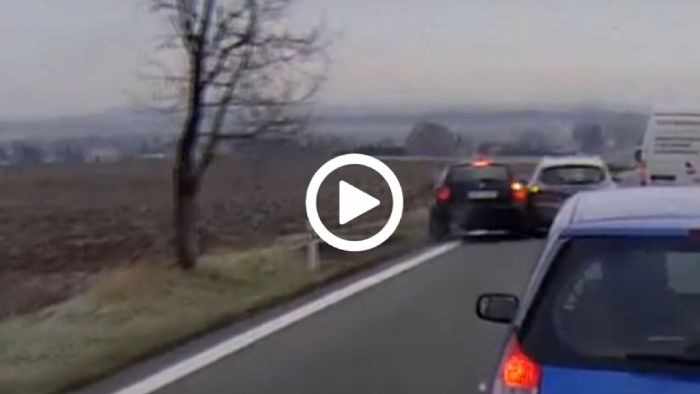 Toυ έκλεισε τον δρόμο! Toυ έκλεισε τον δρόμο!