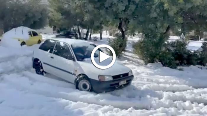 Video: Ελληνικό Toyota Starlet «σκυλί», δε μασάει στα χιόνια της Αθήνας