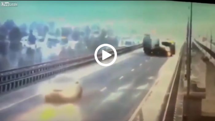 Φορτηγό πέφτει από γέφυρα! (video)