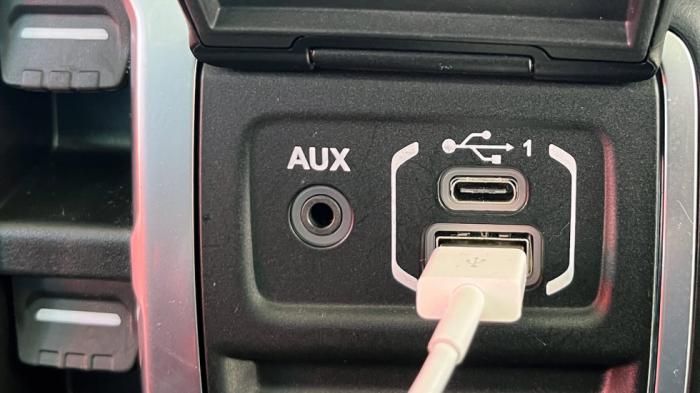 Θύρα USB αυτοκινήτου: Είναι πιο χρήσιμη απ΄ όσο νομίζεις - 5 λειτουργίες που αγνοείς