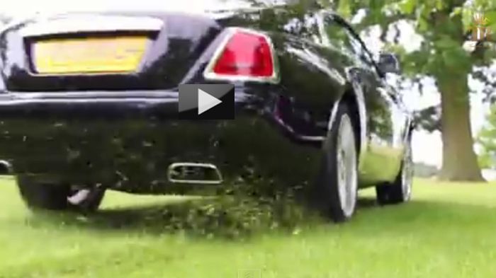 Ντριφτάροντας με τη Rolls-Royce Wraith σε «αγγλικό γρασίδι»