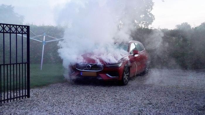 Φωτιά σε Plug-in υβριδικά Volvo την ώρα που φόρτιζαν (+video)