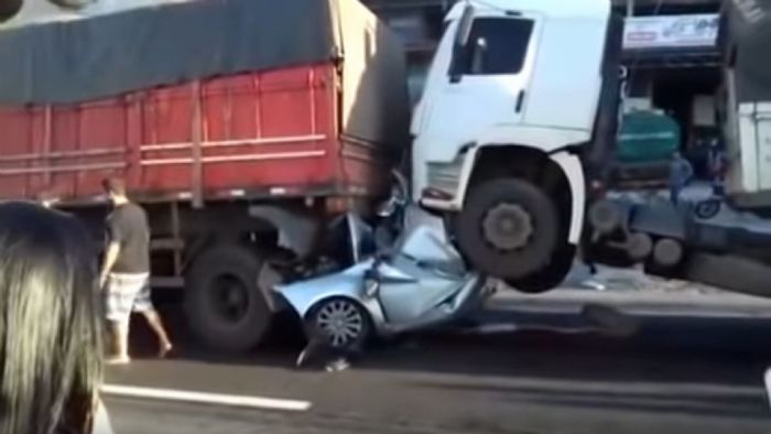 I.X συνεθλίβη από δύο φορτηγά, σώος ο οδηγός (+vid)