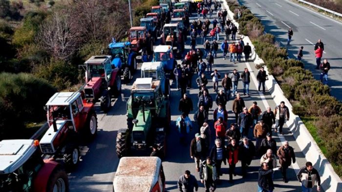 Σπάνε το μπλόκο στη Νίκαια οι αγρότες