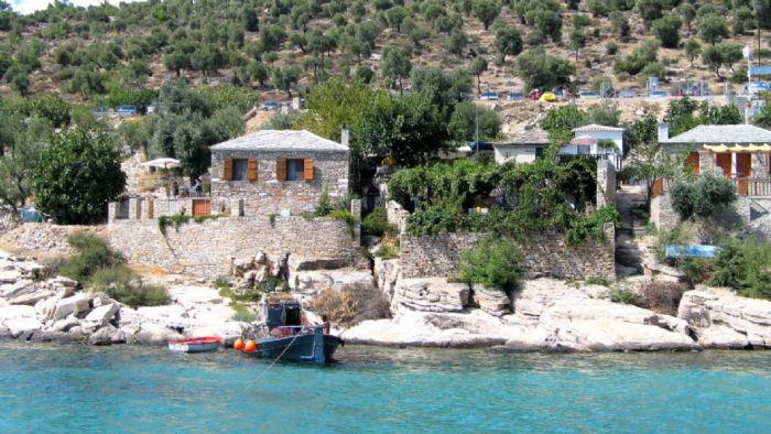 Βουτιές δίπλα σε βυθισμένο λατομείο!