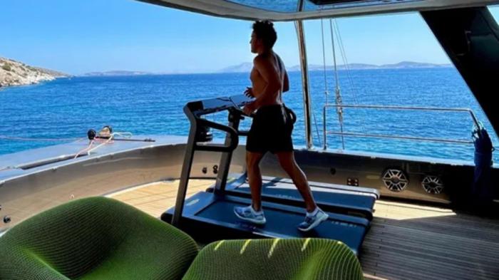 Στη Μύκονο με το eco-friendly καταμαράν του ο Alonso Στη Μύκονο με το eco-friendly καταμαράν του ο Alonso