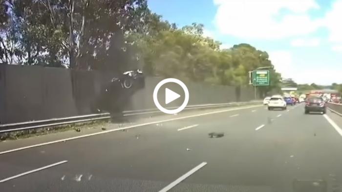 Video: Αμάξι καταλήγει διαλυμένο σε μπαριέρα