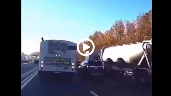 VIDEO: Απότομο χάος όταν προσπερνά ανάμεσα από νταλίκες