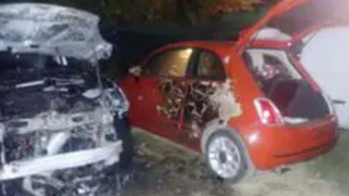 Ανήλικος στην Πάτρα έκαιγε αυτοκίνητα με τις κάλτσες του!