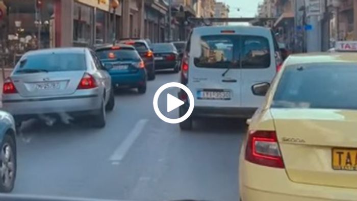 Έλληνες υπόδειγμα ανοίγουν τον δρόμο να περάσει ασθενοφόρο Έλληνες υπόδειγμα ανοίγουν τον δρόμο να περάσει ασθενοφόρο