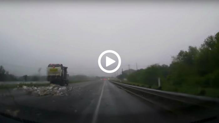 Απορριμματοφόρο αδειάζει στο δρόμο 
